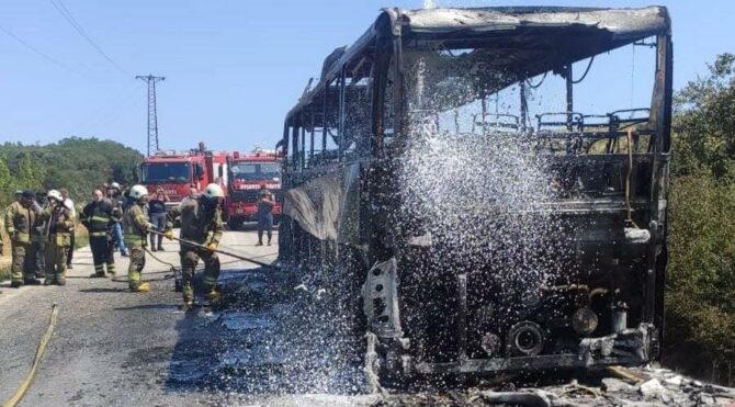 Faciadan dönüldü! İçinde yolcu bulunan otobüs alev alev yandı
