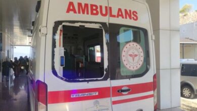 Geç geldiği iddiasıyla camını kırdığı ambulansla hastaneye kaldırıldılar