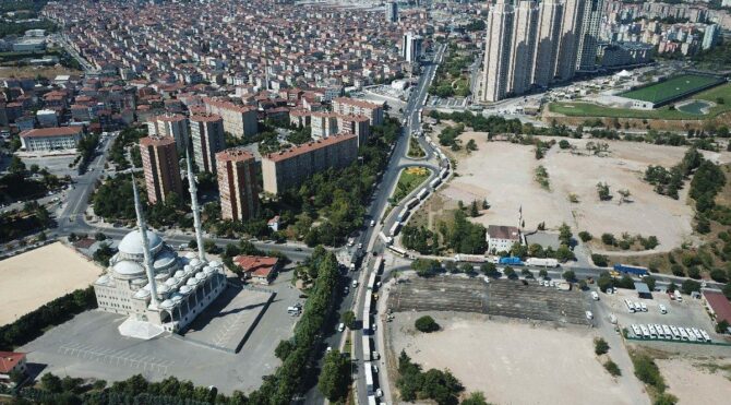 İstanbul'da TIRlar üç şeridi kapattılar