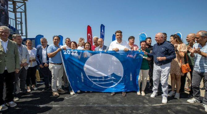 İzmir Akarca plajı mavi bayrağını geri aldı