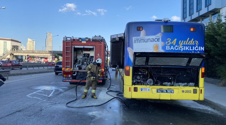 Kadıköy'de seyir halindeki İETT otobüsünde yangın çıktı