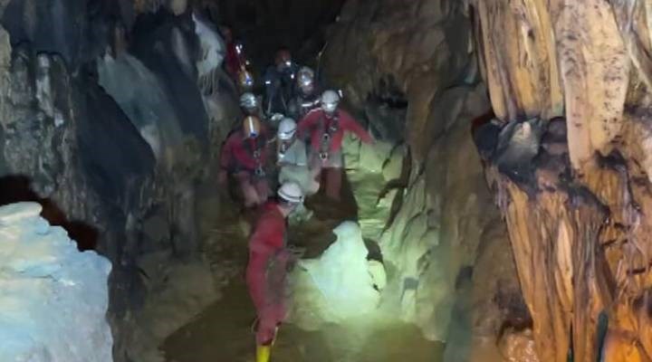 Mağarada mahsur kalan 3 kişi kurtarıldı