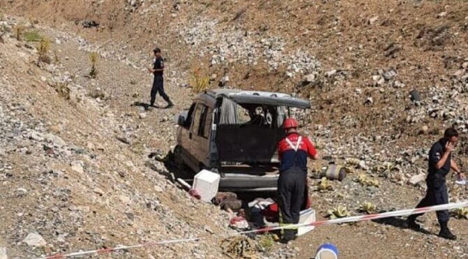 Otomobil şarampole devrildi: Sürücü ve eşi öldü