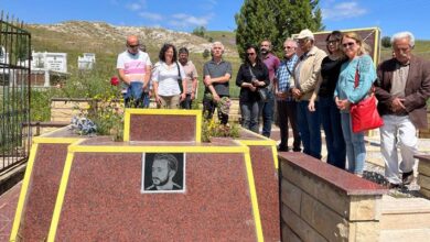 Sivas Katliamı'nda öldürülen halk ozanı Hasret Gültekin, anıt mezarı başında anıldı