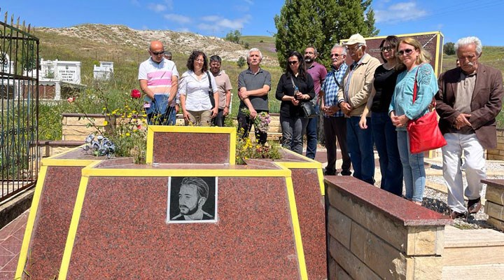 Sivas Katliamı'nda öldürülen halk ozanı Hasret Gültekin, anıt mezarı başında anıldı