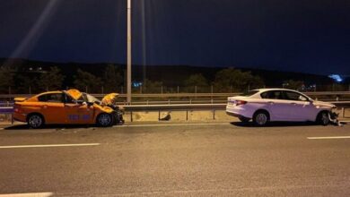 Taksi iki mandaya çarptı: Bir ölü, 2 yaralı