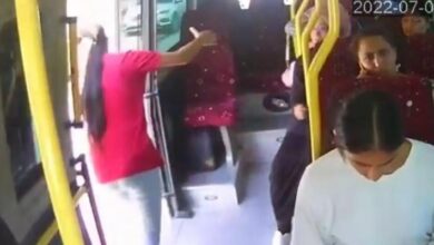 Tarsus'ta minibüsün açık kalan kapısından düşen kadın hayatını kaybetti