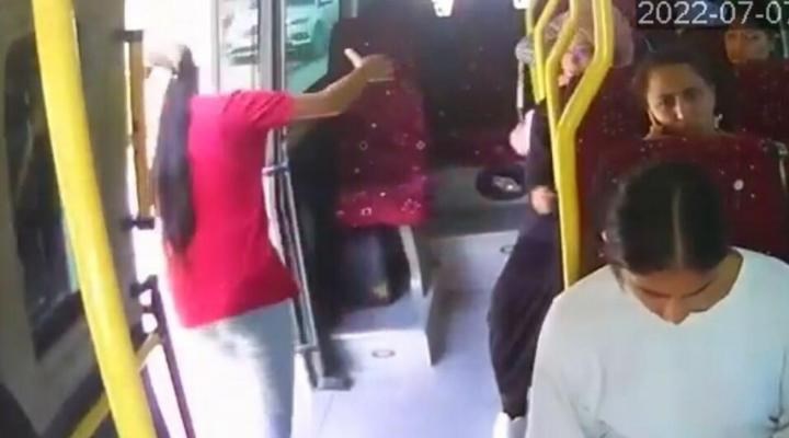 Tarsus'ta minibüsün açık kalan kapısından düşen kadın hayatını kaybetti