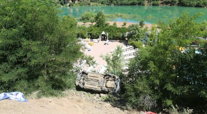Tunceli'de otomobil şarampole devrildi: 4 yaralı