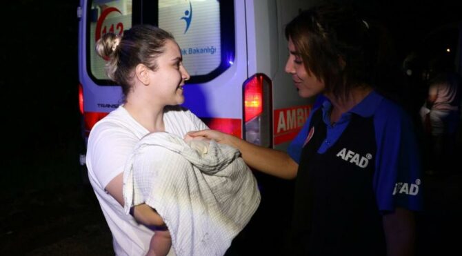 AFAD, Edirne’de mahsur kalan bebeği kurtardı