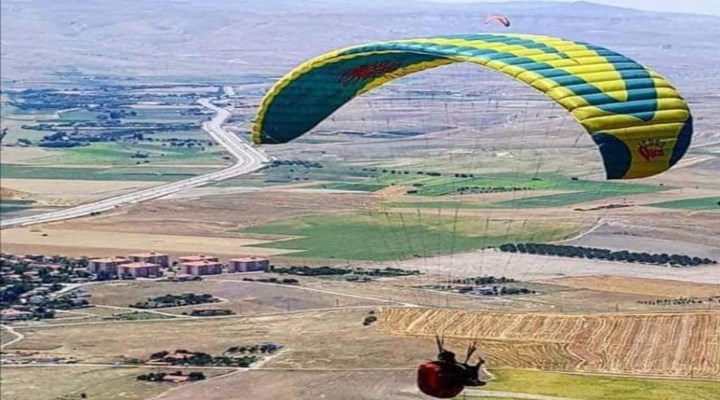Ankara'da bir paraşütçü,bir anda metrelerce yüksekten düşerek yaşamını yitirdi