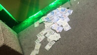 ATM'ye yüklenen fazla para yola saçıldı