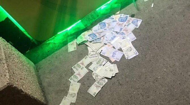 ATM'ye yüklenen fazla para yola saçıldı