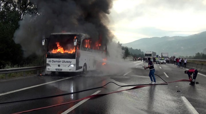 Bolu'da TEM'de yolcu otobüsü yandı