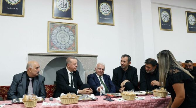 Cumhurbaşkanı Erdoğan, yıllar sonra cemevini ziyaret etti