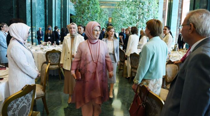 Emine Erdoğan, kadın büyükelçi ve büyükelçi eşleriyle bir araya geldi