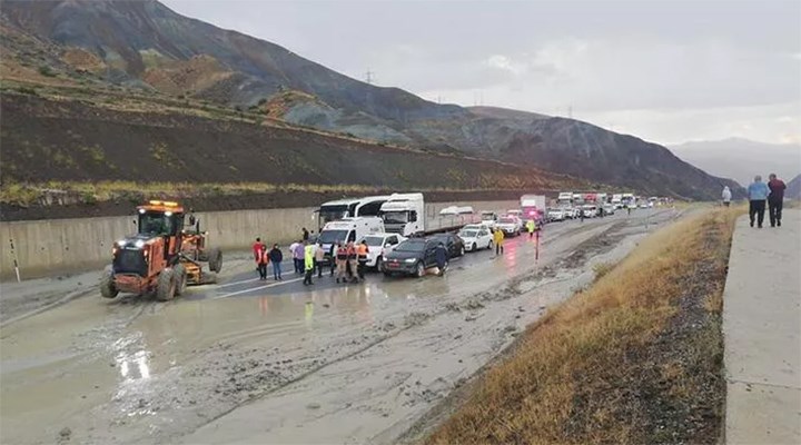 Erzincan-Sivas karayolu Sakaltutan'daki heyelan nedeniyle ulaşıma kapandı