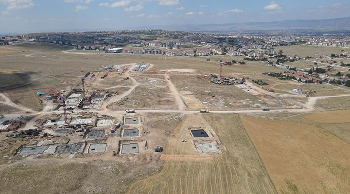 Eskişehir'de TOKİ'ye ait kaçak toplu konut inşaatını Belediye mühürledi