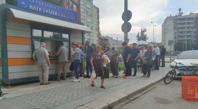 Eskişehir'de ucuz ekmek kuyruğu