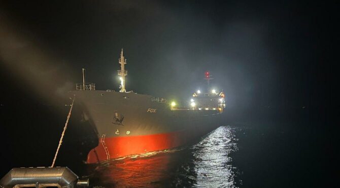 Kargo gemisi İstanbul Boğazı'nda arızalandı
