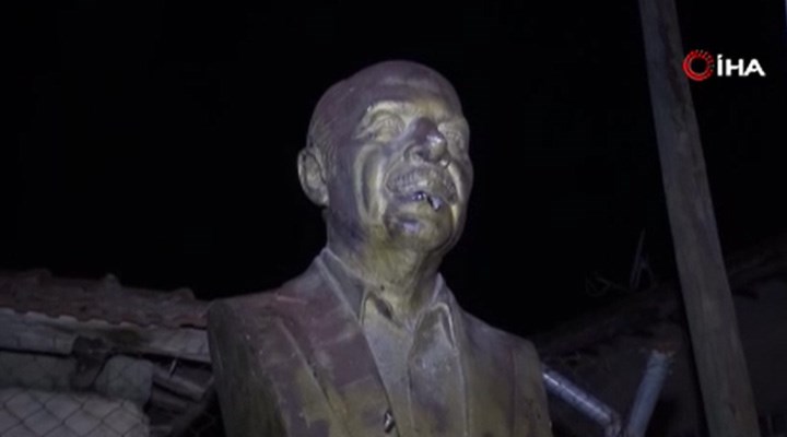 Kırşehir'de Neşet Ertaş’ın heykeline saldırı