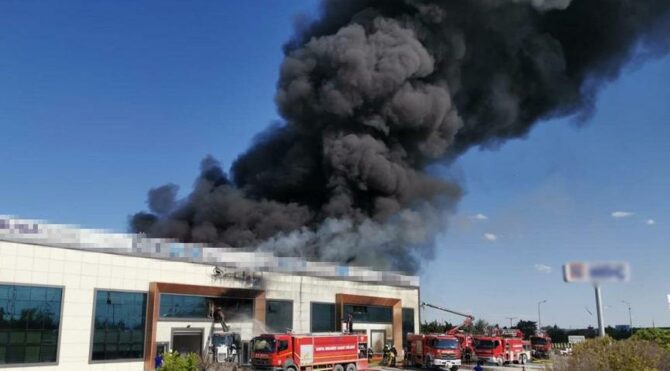 Konya'daki boya fabrikasında büyük yangın