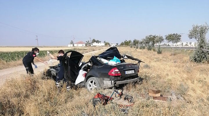 Otomobil, 'U' dönüşü yapan TIR'a çarptı: 3 ölü