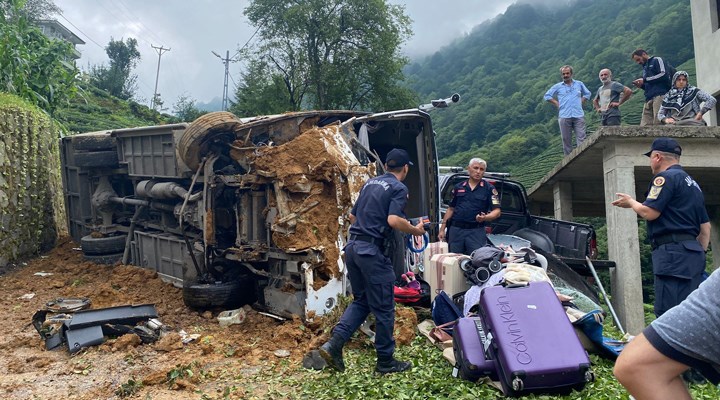 Rize’de tur minibüsü devrildi: 23 turist ve şoför yaralı