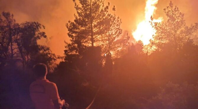 Soma'da orman yangını çıktı gece görüşlü helikopterler devrede