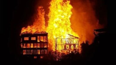 Tarihi ipekçilik fabrikası alev alev yandı