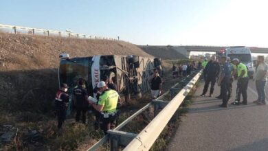 Yolcu otobüsü şarampole devrildi: 1 ölü, 30 yaralı